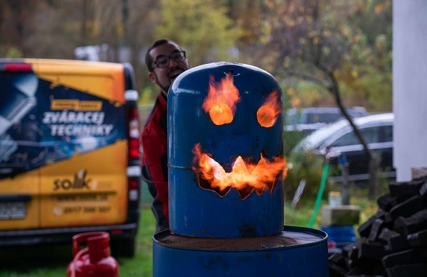 Plazmou řezaný světlonoš nejen na Halloween